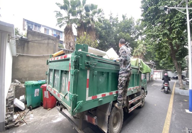 Pg电子游戏平台：钢城街道福利社区开展智慧城市管理卫生清理活动(图2)