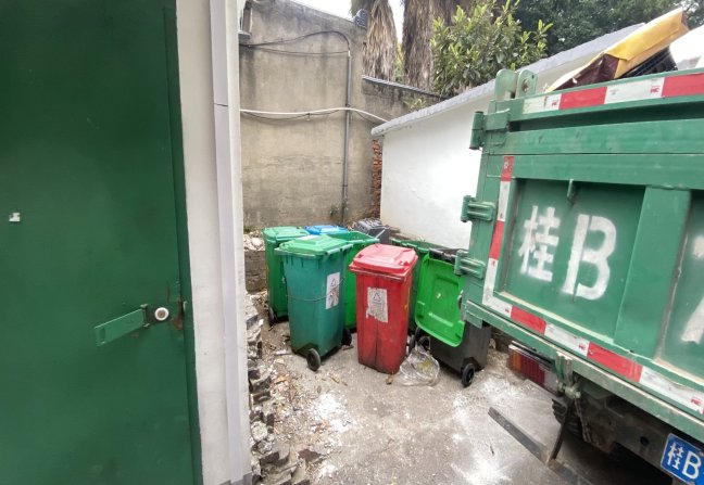 Pg电子游戏平台：钢城街道福利社区开展智慧城市管理卫生清理活动(图1)
