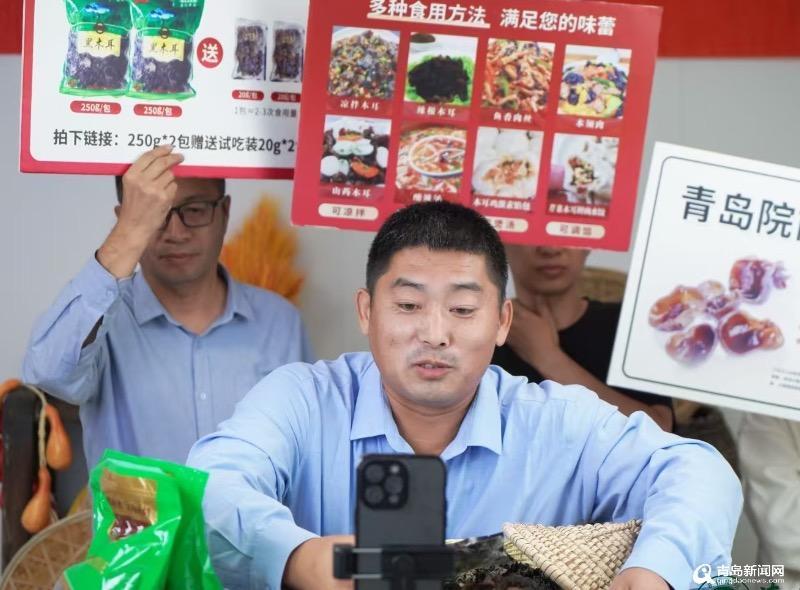 Pg电子游戏平台：【数字乡村新动力优质农品成网红】在村里建直播基地他帮助农民“当主播”(图2)