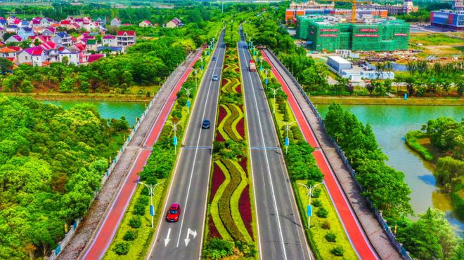 Pg电子游戏平台：上海市郊公路大变样！这两个案例获评2024年“四好农村路”高质量发展典型案例(图1)