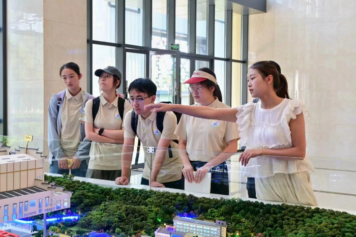 Pg电子平台：华中大学子走进董团乡基层探寻乡村振兴发展经验(图3)