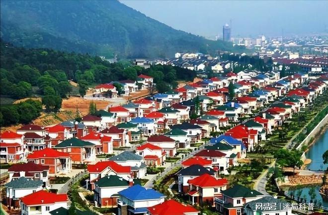 Pg电子平台：人均600万到负400亿天下第一村变亿万负翁华西村做错了什么(图1)