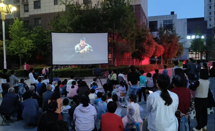 Pg电子平台：宝鸡农村数字电影院线凤翔区服务站开展公益电影放映活动(图2)