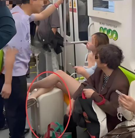 Pg电子平台：上海地铁女子踹男子裆部后续介入处理结果曝光全网炸锅(图3)
