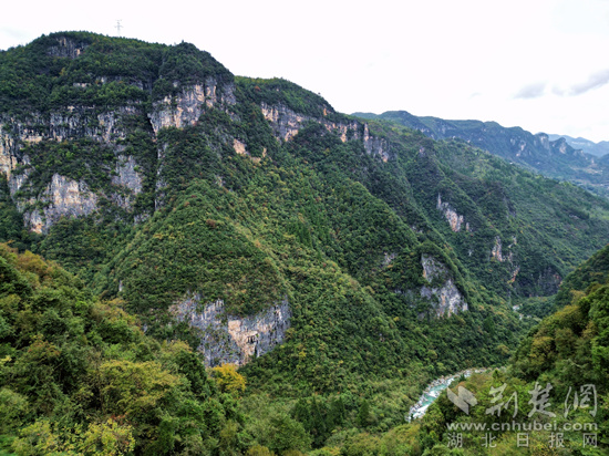 Pg电子游戏：绝壁凿路向云端：巴张高速破解湖北最长隧道建设密码(图1)