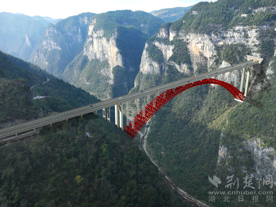 Pg电子游戏：绝壁凿路向云端：巴张高速破解湖北最长隧道建设密码(图2)
