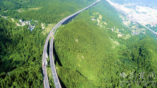 Pg电子游戏：绝壁凿路向云端：巴张高速破解湖北最长隧道建设密码(图4)