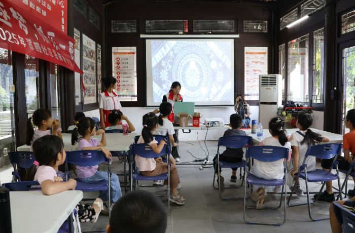 Pg电子平台：当扎染遇见社区：一场上千人围观的“百千万工程”蓝色风暴(图2)