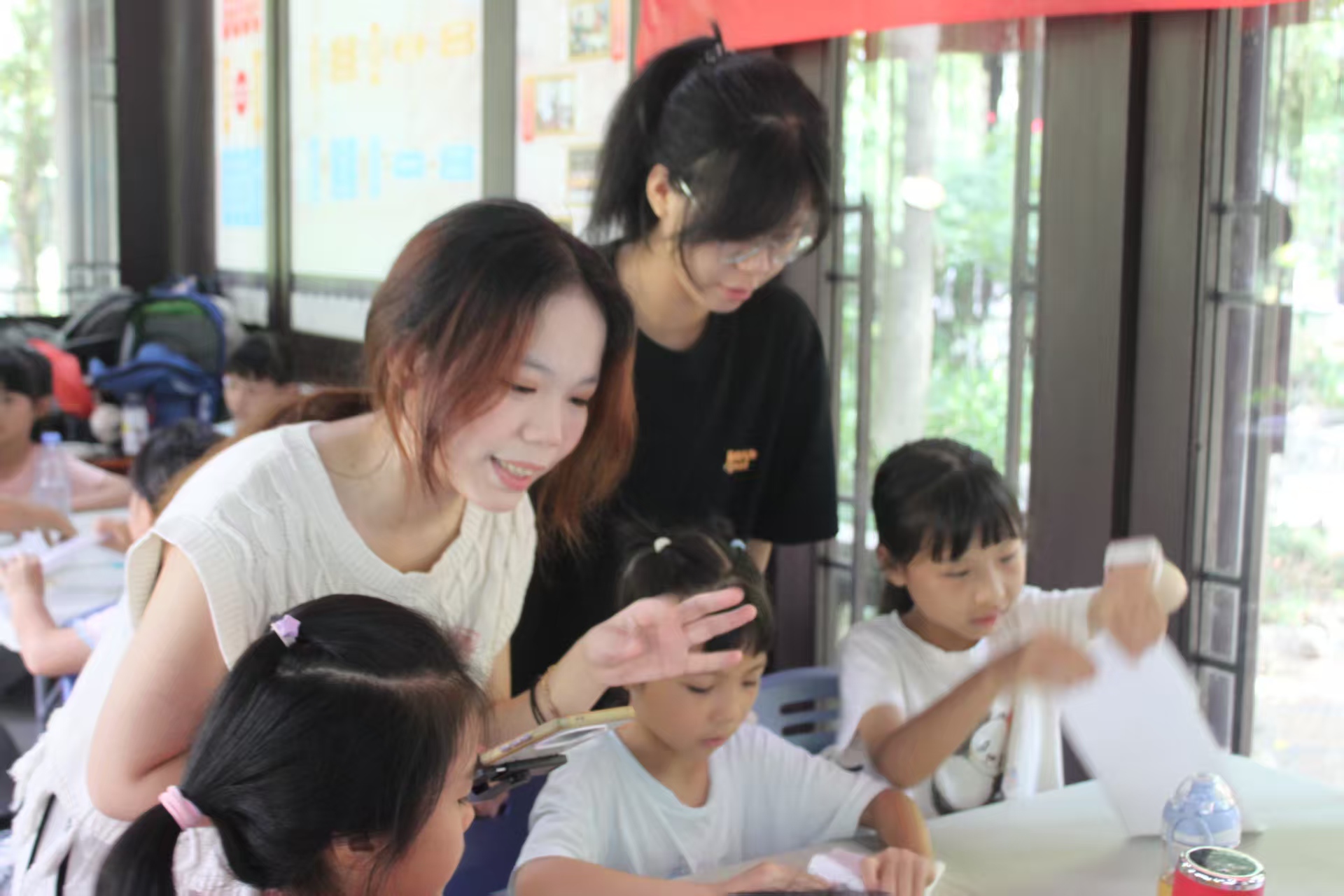 Pg电子平台：当扎染遇见社区：一场上千人围观的“百千万工程”蓝色风暴(图5)