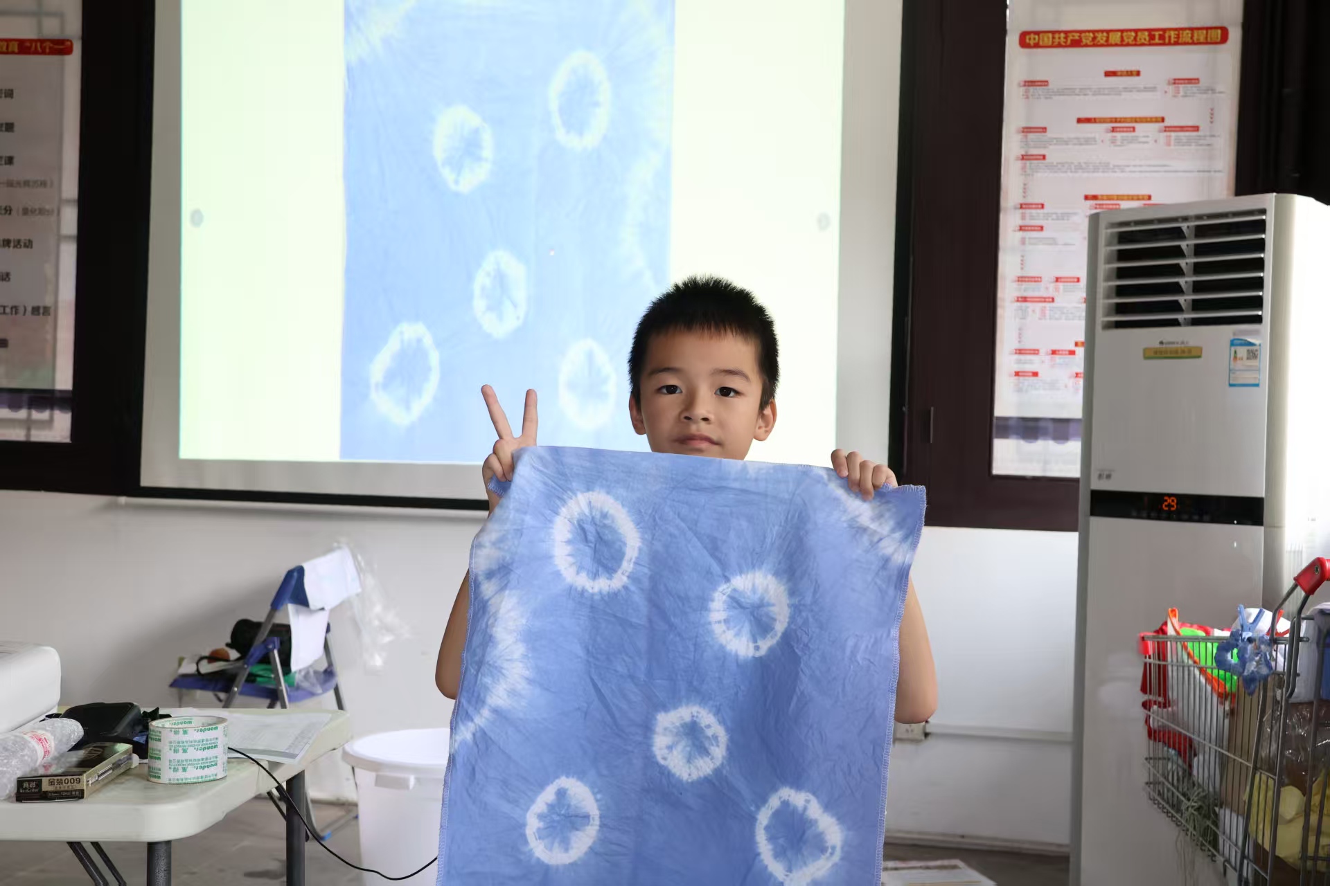 Pg电子平台：当扎染遇见社区：一场上千人围观的“百千万工程”蓝色风暴(图8)