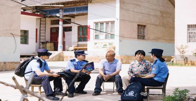 Pg电子游戏：背包随身带服务送上门！商洛公安“背包警务”守护民生福祉(图2)