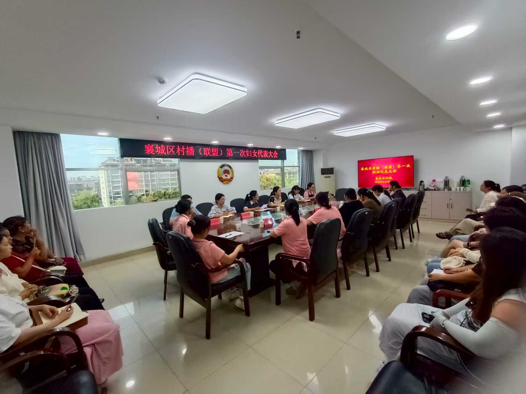 Pg电子游戏：8月下旬随着襄城、南漳、樊城三地村播妇联相继成立标志着我市9个县市区村播妇联实现全覆盖在运用数字技术赋能基层工作、助力乡村振兴方面迈出关键一步为乡村振兴注入数字“她力量”。(图1)