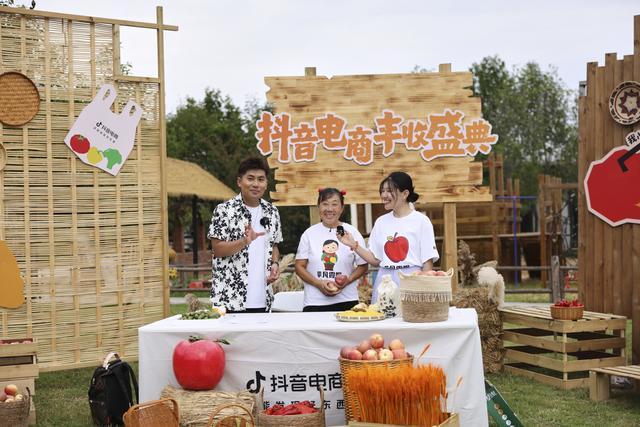 Pg电子平台:累计销售102亿单!兴趣电商为农人增收注入新动能(图2)