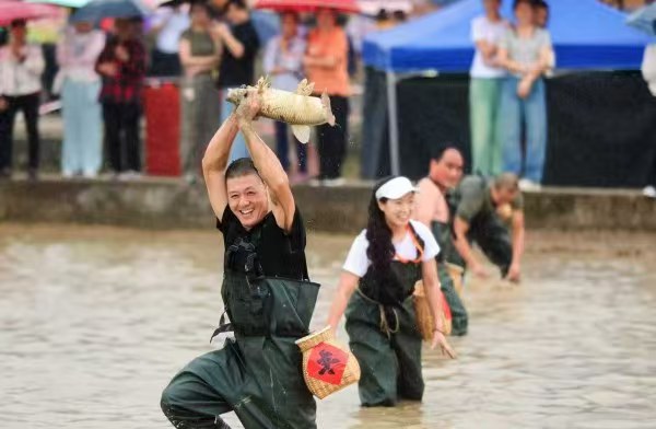Pg电子游戏：庆丰收重庆市2025年中国农民丰收节在忠县举行(图2)