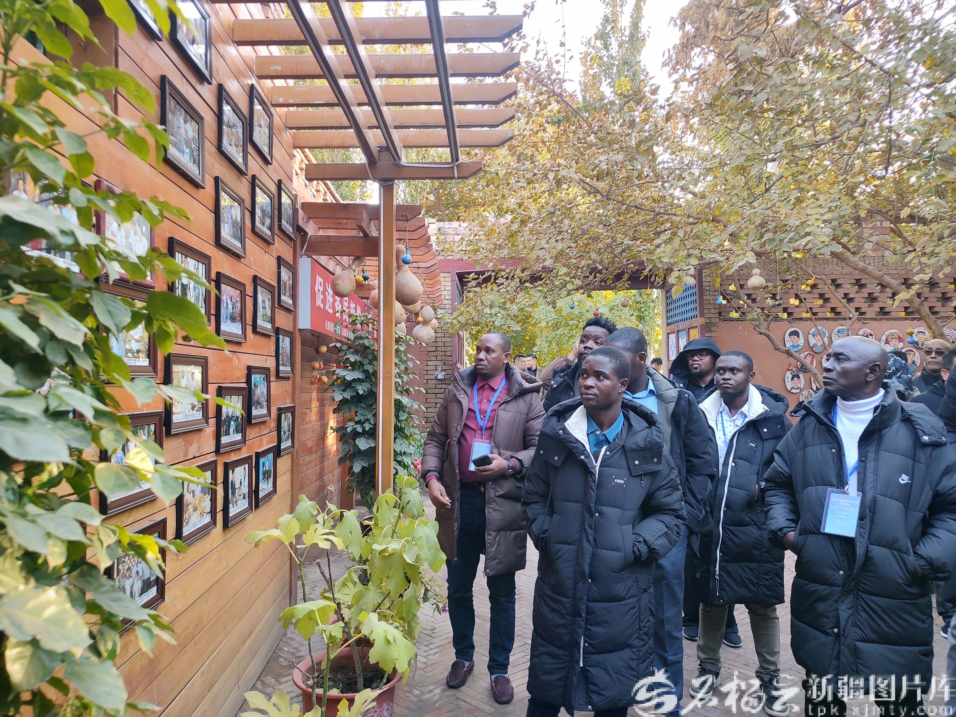 Pg电子游戏平台：多国学员走进吐鲁番探寻乡村振兴的实践密码(图1)