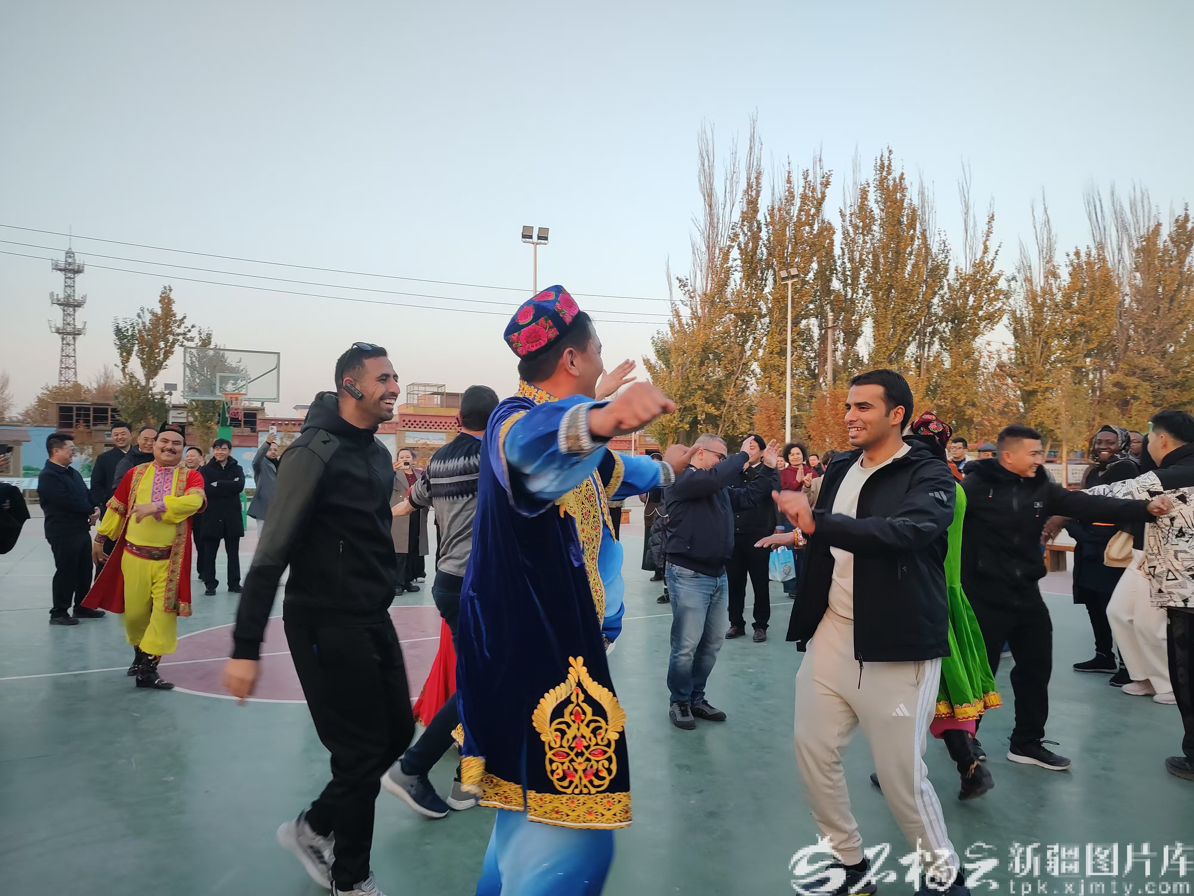 Pg电子游戏平台：多国学员走进吐鲁番探寻乡村振兴的实践密码(图3)