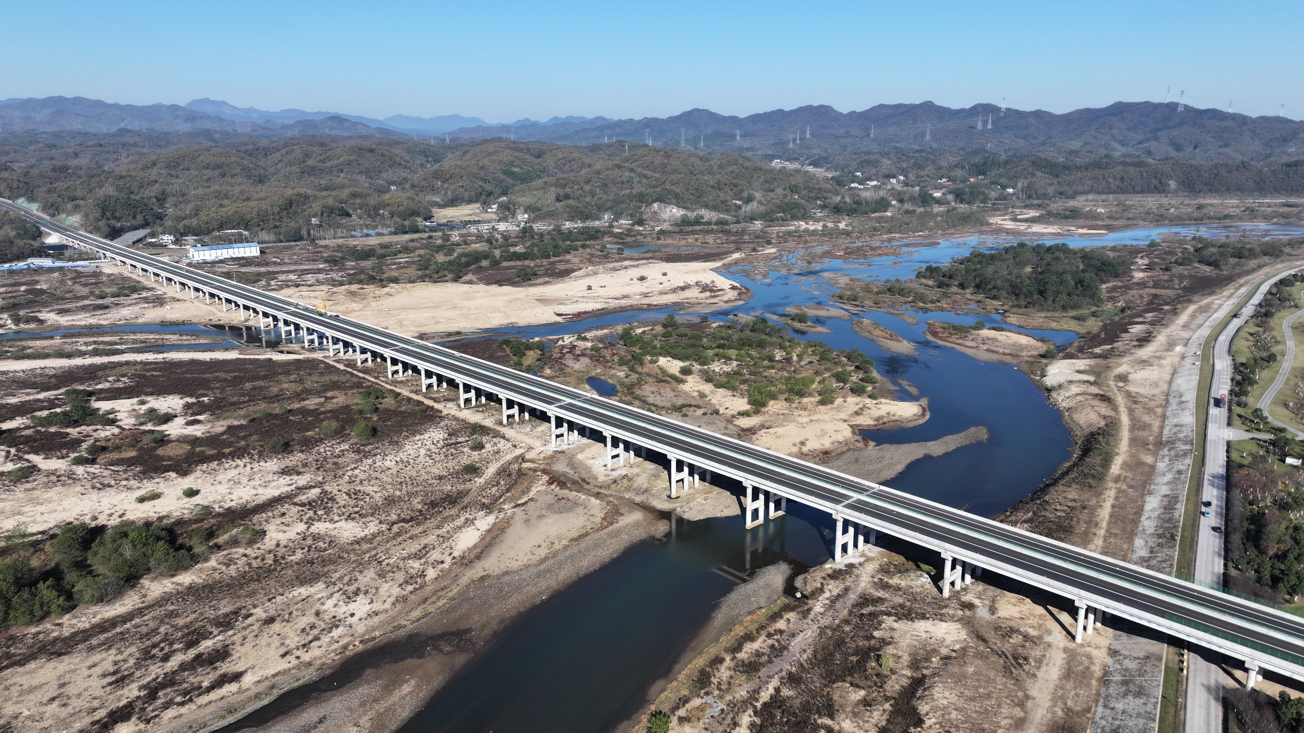 Pg电子平台：四色交织绘通途和襄高速公路六安段二标段建成通车(图1)