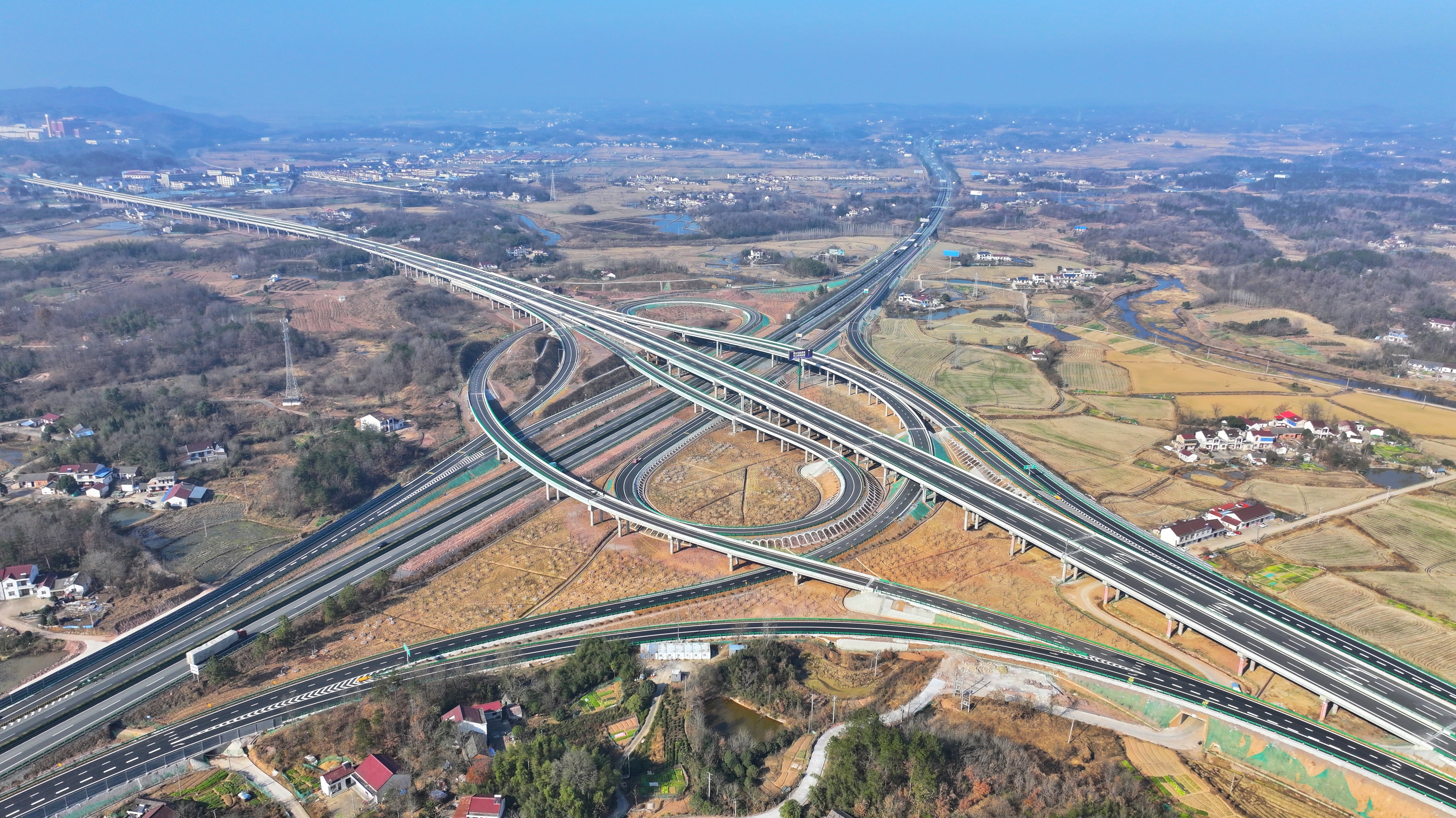 Pg电子平台：四色交织绘通途和襄高速公路六安段二标段建成通车(图2)
