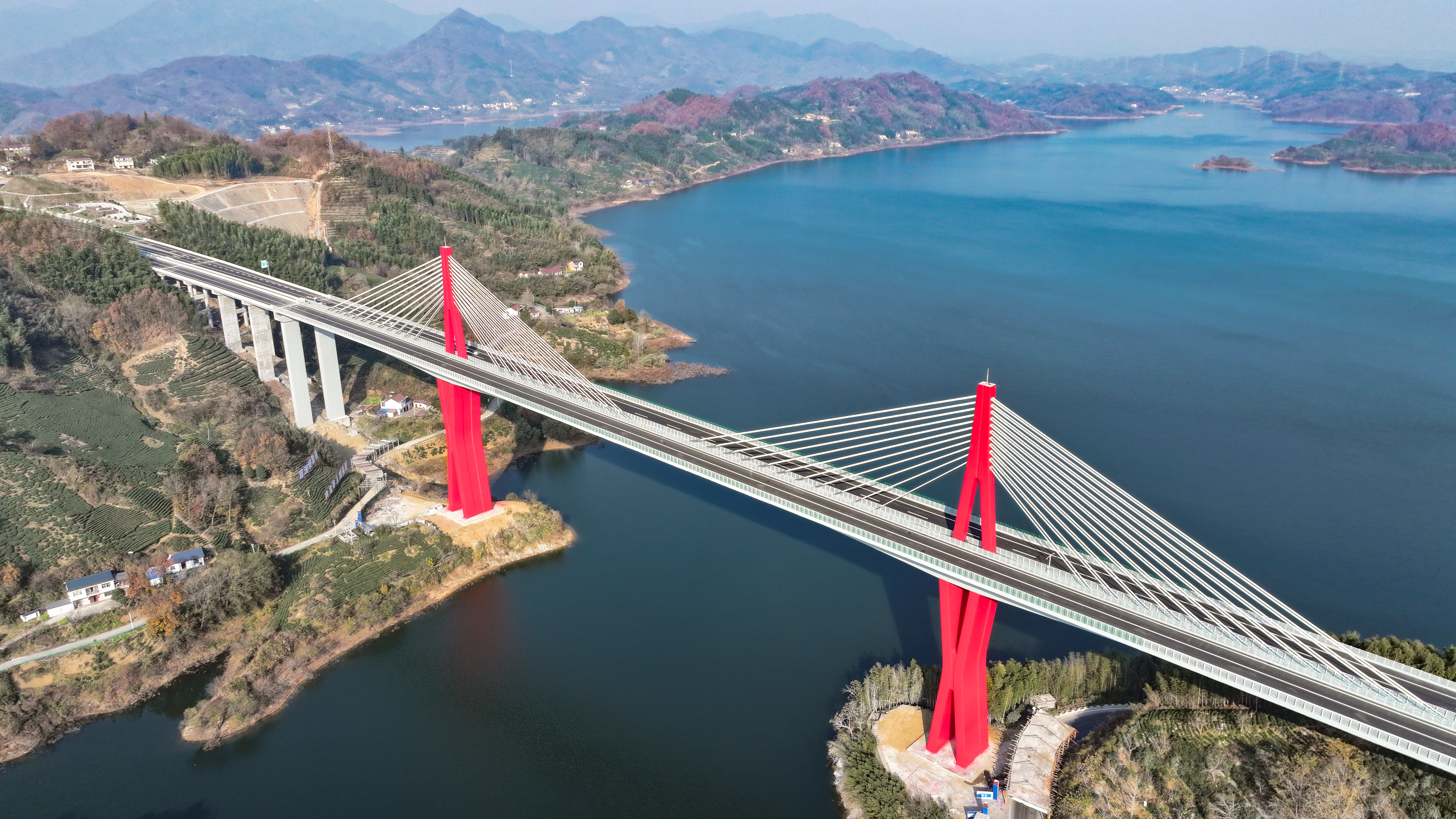 Pg电子平台：四色交织绘通途和襄高速公路六安段二标段建成通车(图4)