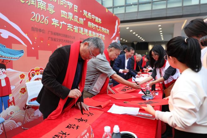 Pg电子游戏:醒狮+粤曲+杂技!花都这场“村晚”把岭南年味拉满(图8)