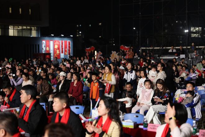 Pg电子游戏:醒狮+粤曲+杂技!花都这场“村晚”把岭南年味拉满(图5)