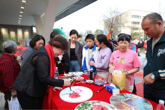 Pg电子游戏:醒狮+粤曲+杂技!花都这场“村晚”把岭南年味拉满(图6)