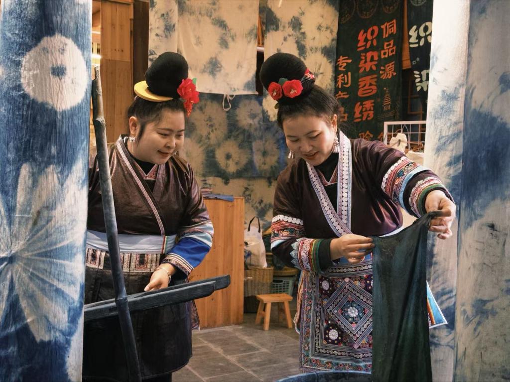 Pg电子游戏:贵州千年侗寨非遗织就乡村振兴锦绣路(图2)