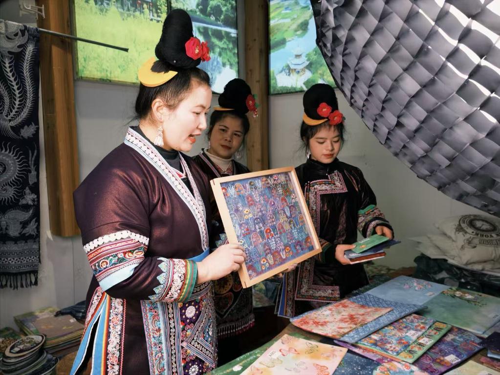 Pg电子游戏:贵州千年侗寨非遗织就乡村振兴锦绣路(图3)