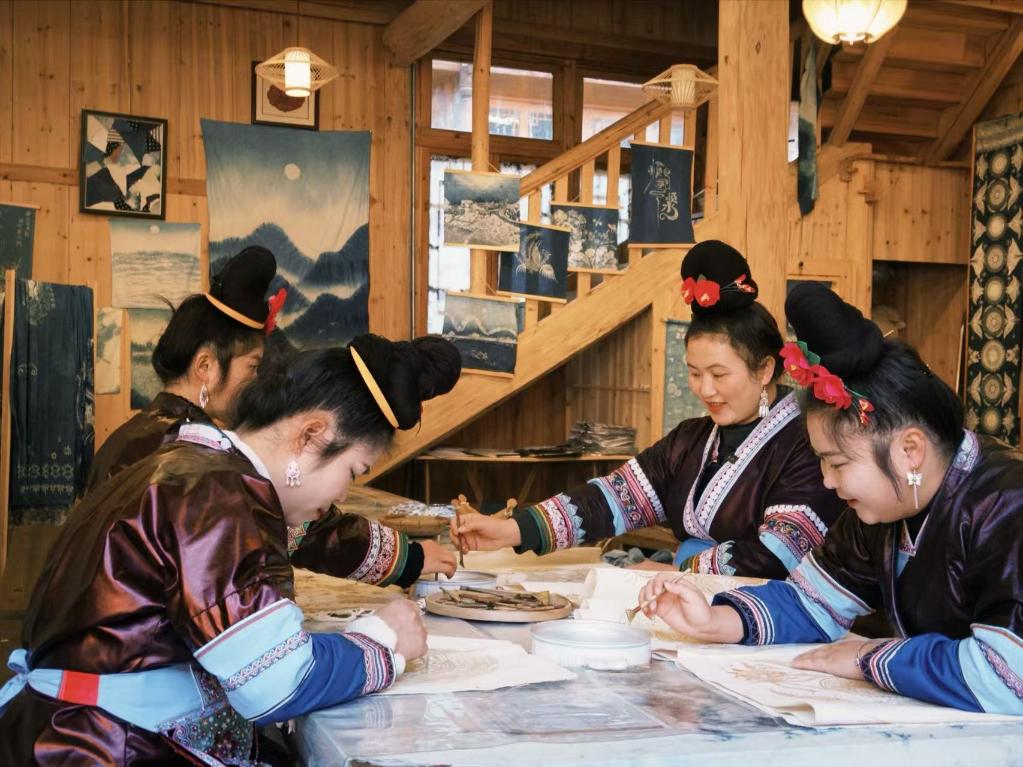 Pg电子游戏:贵州千年侗寨非遗织就乡村振兴锦绣路(图1)