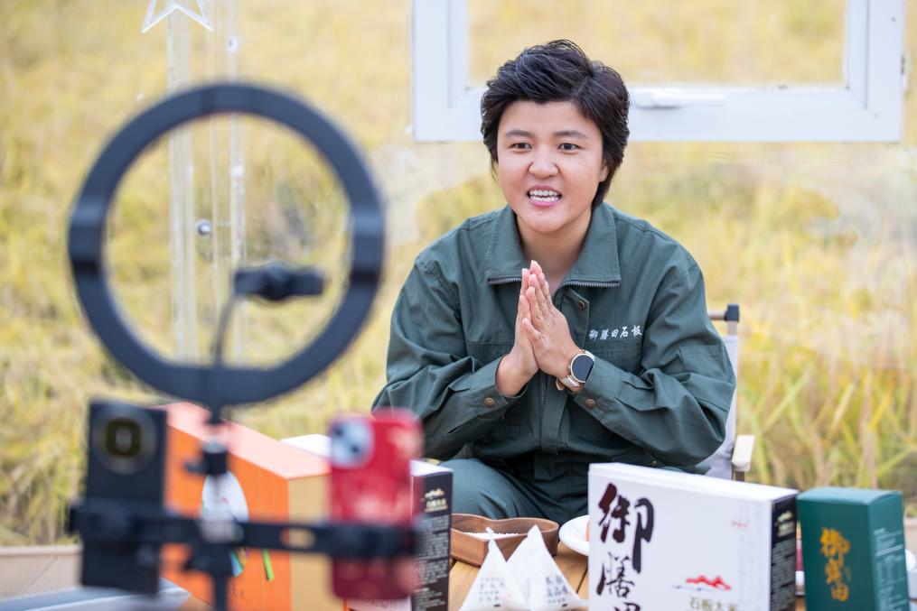 Pg电子游戏：两会现场速递｜两会含“青”！青春身影点亮新就业奋进路(图2)