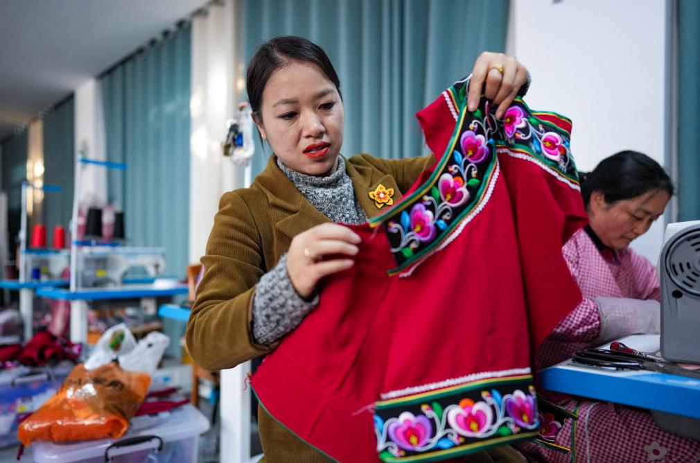 Pg电子游戏：两会现场速递｜两会含“青”！青春身影点亮新就业奋进路(图3)