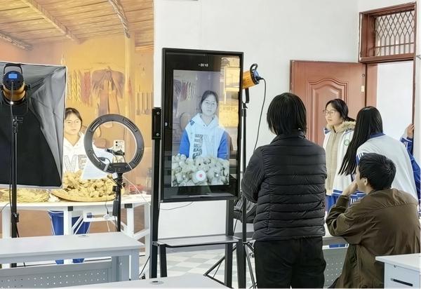 Pg电子游戏：数字电商赋能绘就乡村振兴新画卷(图1)