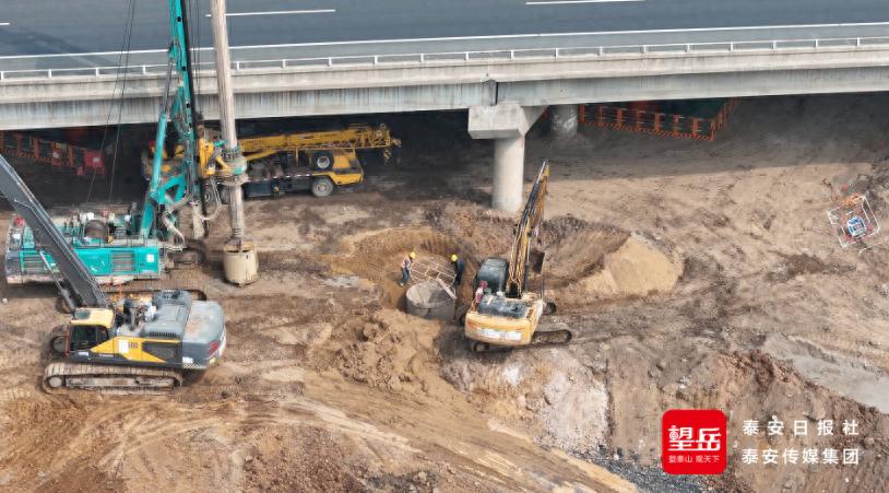 Pg电子游戏平台：抢抓春季施工黄金期泰新高速改扩建项目加快建设(图1)